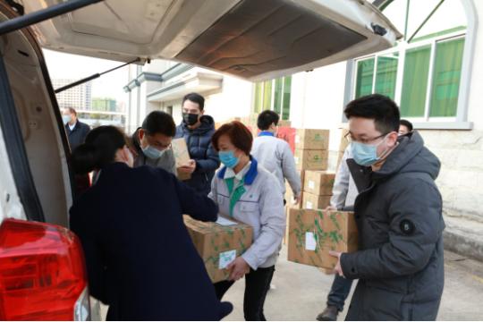 中國僑網圖為捐贈物資馳援湖北黃岡。　郭俊　攝
