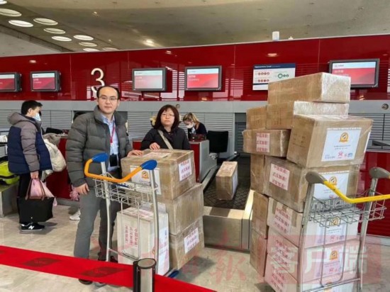 法國僑胞將醫療物資運回國內.jpg