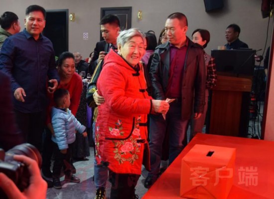 羅馬尼亞僑胞在進行募捐.jpg