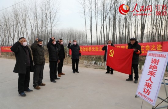 灌南县李集镇万圩村"老党员先锋队"利用休息时间,重温入党誓词.