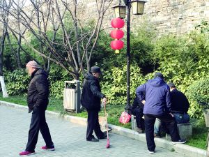 公园老人口罩_公园老人的龌龊图片(2)