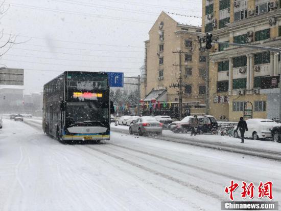 音もなく大地を潤す初春の雪　大雪が舞い散る北京 