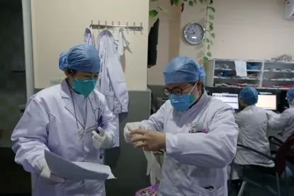 最先上报疫情的医生：“意识到事情不对劲，就已经开始做准备了”