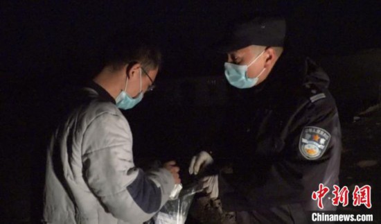 湖北宜昌：醫生網上為家人尋藥民警接力救急