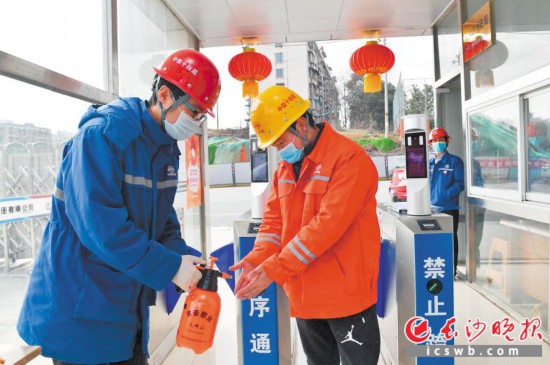 　　湘雅路過江通道項目入口處，施工人員在洗手消毒。 均為王志偉 攝