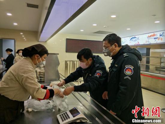 真面目に食べよう？「試験会場スタイル」の東方航空公司社員食堂