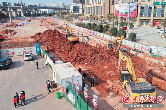 芙蓉路快速化改造項目南湖路下穿地道施工現場，工作人員使用挖機進行雨水箱涵開挖施工。
