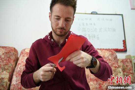 吉林省長春で暮らす「外人婿」の春節　漢字を学び切り紙にも挑戦 