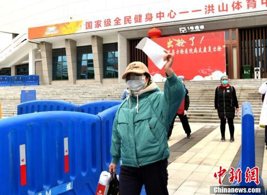 武漢市の臨時医療施設「洪山体育館武昌方艙医院」から第一陣となる患者が退院 