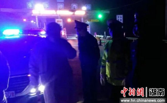 寒風冷雨的深夜仍然堅守在崗的民警。