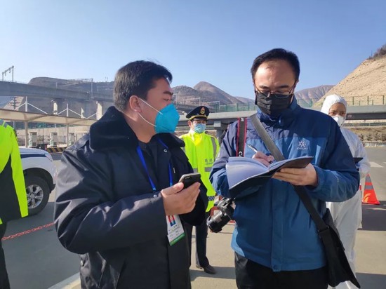 中国交通报社甘肃记者站记者石强(右)在连霍高速公路北龙口服务区