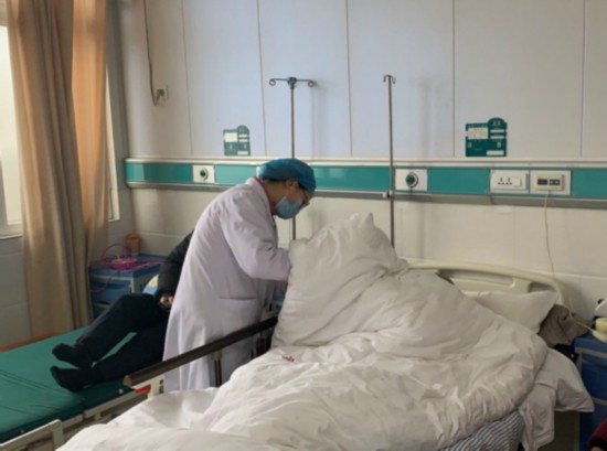 圖為泰興市曲霞鎮衛生院外科護士楊鼎在為患者進行治療。受訪者供圖