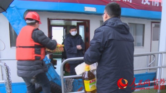 圖為南京海事局等部門為停留江心洲錨地的船民們送菜。遜卓/攝