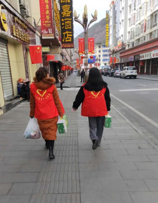 暖心！马尔康“红马甲【漫威电影宇宙观影顺序】”代购队免费为群众“跑腿”