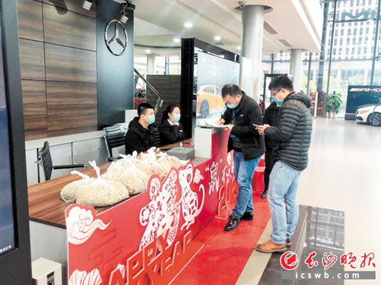 　　天心区驻企防疫联络员在湖南华美汽车销售公司了解防疫和复工情况。<br /> 市委组织部供图