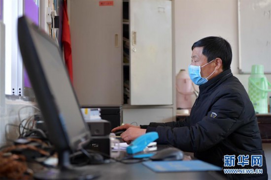 （聚焦疫情防控·圖片故事）（3）“騎手校長”：為了一個都不能少