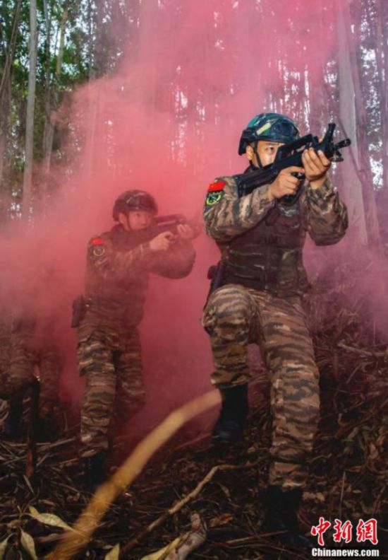 燃え盛る炎に挑む！広西武装警察特殊部隊の実戦化訓練 