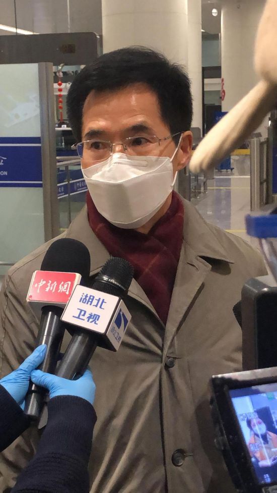 韩国新任总领事乘临时货机抵汉赴任，还带来了救援物资