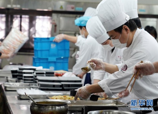 （聚焦疫情防控）（4）上海：老字號餐館改做盒飯 助力復工人員“安心午餐”