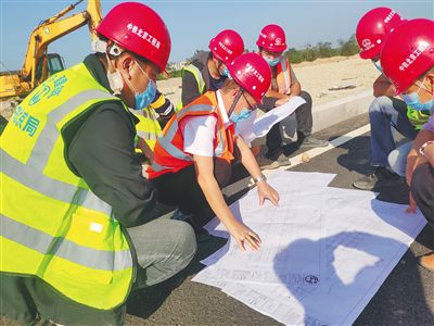 海口江東新區復工建設忙　測體溫、登記健康信息，在海口江東新區海口哈羅學校項目工地入口處，安保人員對每一位准備進場的工人進行檢查。在項目建筑內部，工人們正忙著進行室內裝修，戴著口罩，揮舞著鐵鍬，汗水布滿額頭……【詳細】