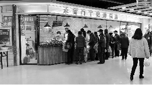 南京小區菜場“人從眾”再現 有人不戴口罩