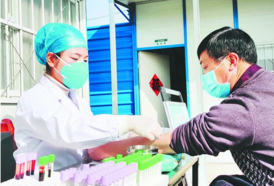 合肥电网建设项目近日陆续复工,合肥供电公司提前跟踪返岗人员信息,请医疗机构上门开展健康体检,最大程度确保人员健康。图为在220千伏屏显变电站项目现场,医护人员为返岗人员进行全面体检。李岩 记者 苏玲 摄