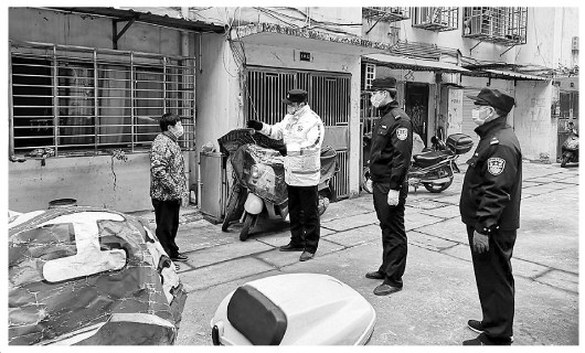 湖北鄂州抗疫一线有对民警“父子兵”