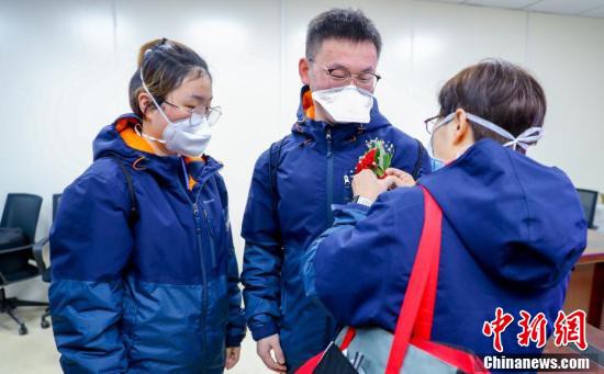 武漢雷神山医院で「戦場」の結婚式　湖北省
