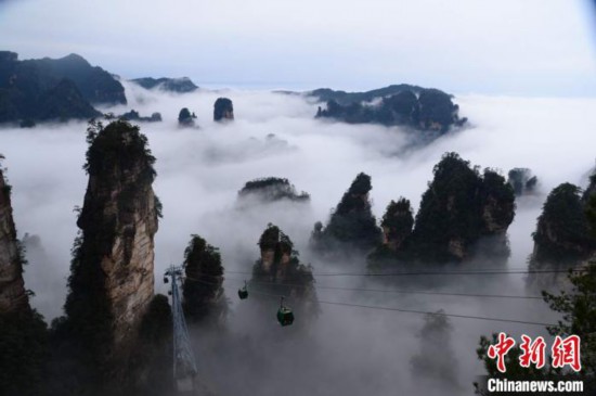 湖南省張家界の世界遺産・武陵源に水墨画のような雲海の絶景広がる