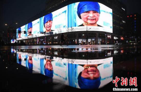 3月3日、杭州の街中の巨大スクリーンに映し出された疫学者・李蘭娟院士（撮影・王剛）。