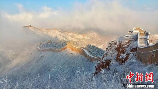 河北省の金山嶺長城が雪化粧　霧氷と競演で絶景広がる