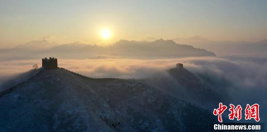 河北省の金山嶺長城が雪化粧　霧氷と競演で絶景広がる