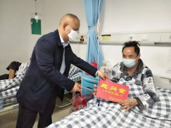 黃榮彪看望慰問在一線工作中因勞成疾的優秀干部