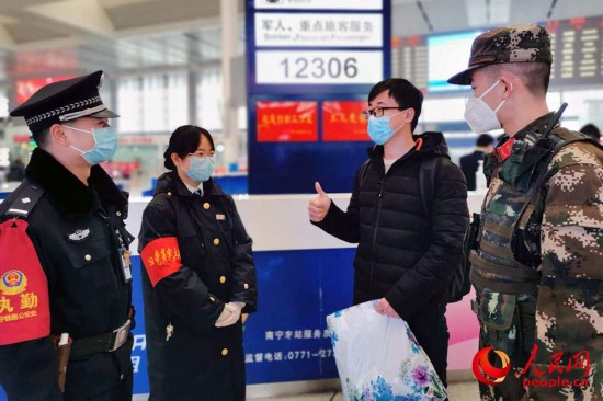 下士郭晨陽幫助旅客找到丟失的行李。
