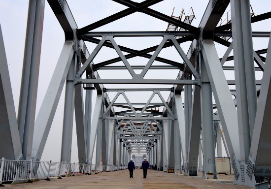 施工中的鄭濟高鐵鄭州黃河特大橋（3月8日攝）。