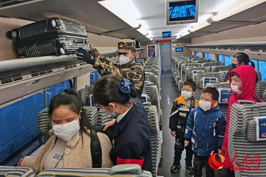 下士張新行把失明婦女和她的3個孩子送上返鄉列車。