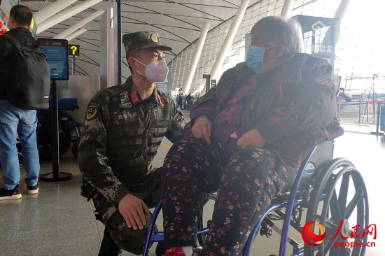 中士張偉熱情為行動不便的老奶奶排憂解難。