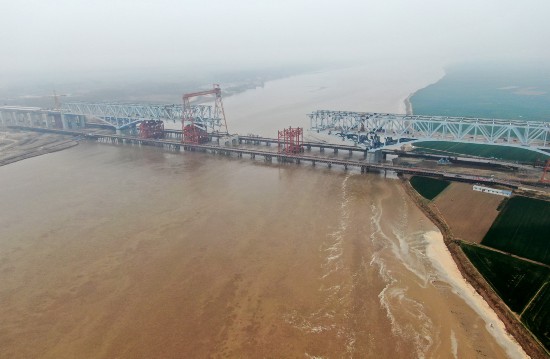 施工中的鄭濟高鐵鄭州黃河特大橋（3月8日無人機照片）。