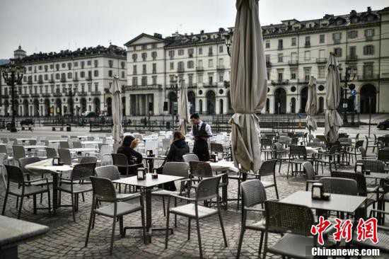 イタリア、封鎖措置を全土に拡大　街行く人もまばらに