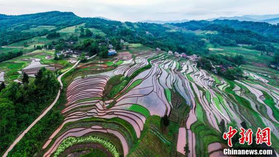 四川省天全県、奥深い山々に広がる絵具を広げたパレットのような絶景