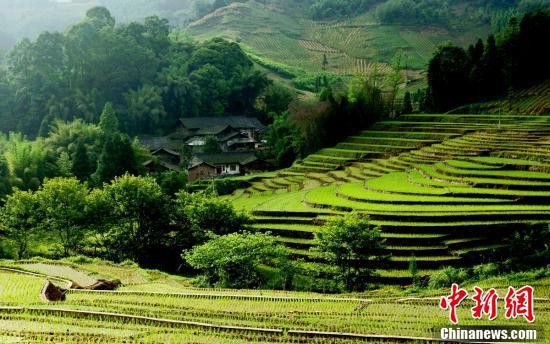 四川省天全県、奥深い山々に広がる絵具を広げたパレットのような絶景