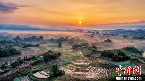 四川省天全県、奥深い山々に広がる絵具を広げたパレットのような絶景