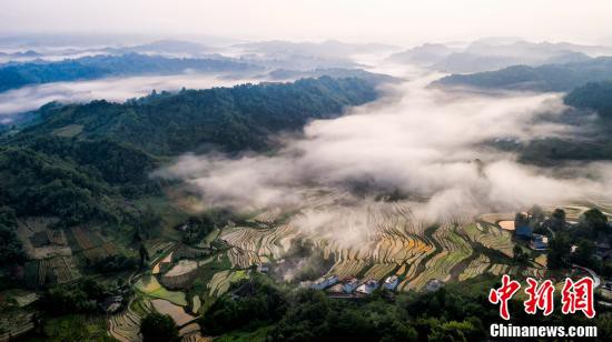 四川省天全県、奥深い山々に広がる絵具を広げたパレットのような絶景