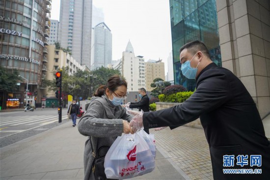 (聚焦疫情防控)(11)重庆推出标准化生鲜火锅外卖