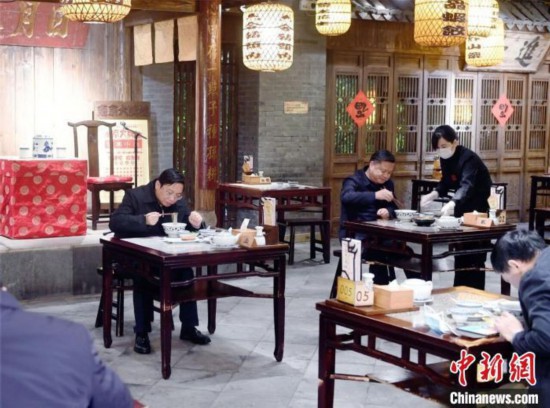 中国十余省份确诊病例“清零”多地倡议领导干部带头消费