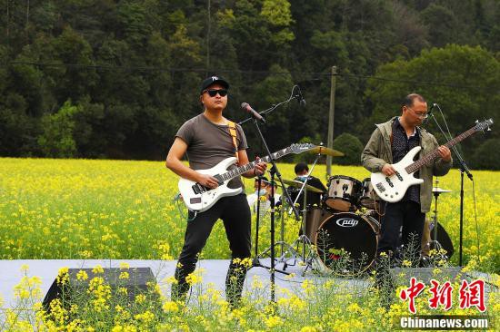 「中国で最も美しい村」で「花畑音楽会」開催　江西省