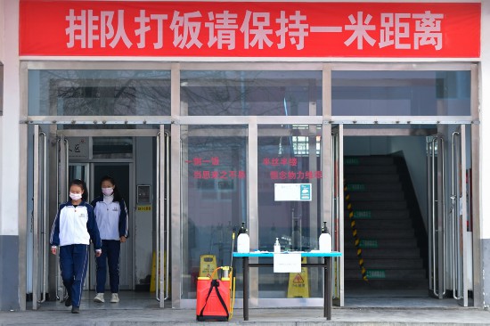3月13日，青海省海东市互助土族自治县民族中学的学生在食堂用餐之后有序离开。新华社记者 张龙 摄