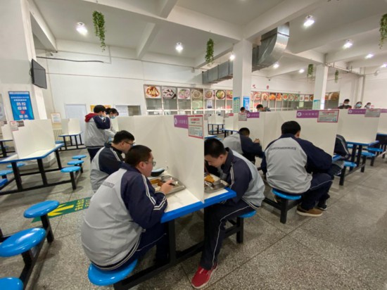 青海湟川中学学生食堂错峰分批就餐.蒋莹摄