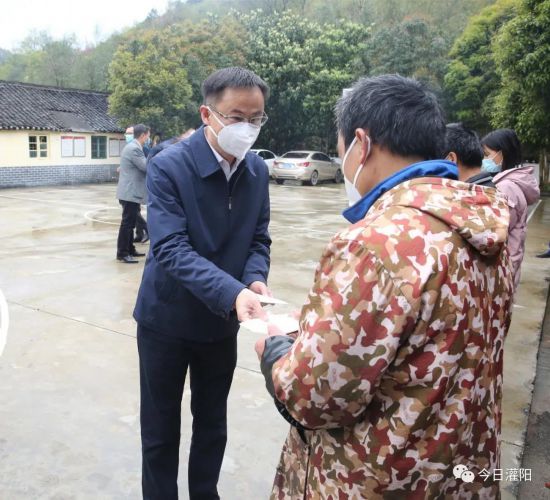 灌阳县委书记周春涌深入灌阳镇走访调研