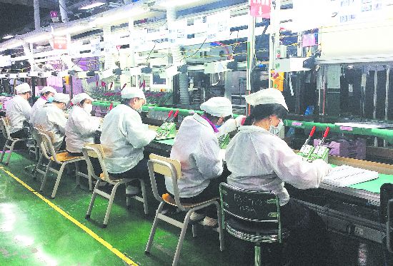 在补齐4万多人的用工缺口后,富士康(成都)科技工业园已全面复工